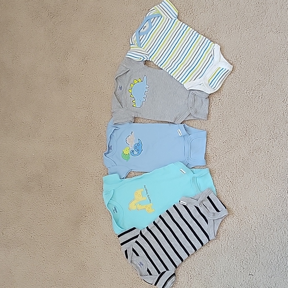 Gerber short sleeve onesies. Mixed. Dinosaur, giraffe and stripped for 0-3 month